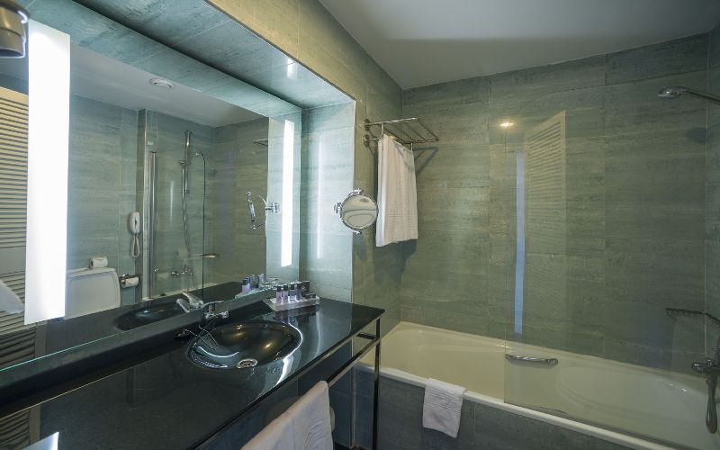 vila gale ampalius golf hotel bathroom