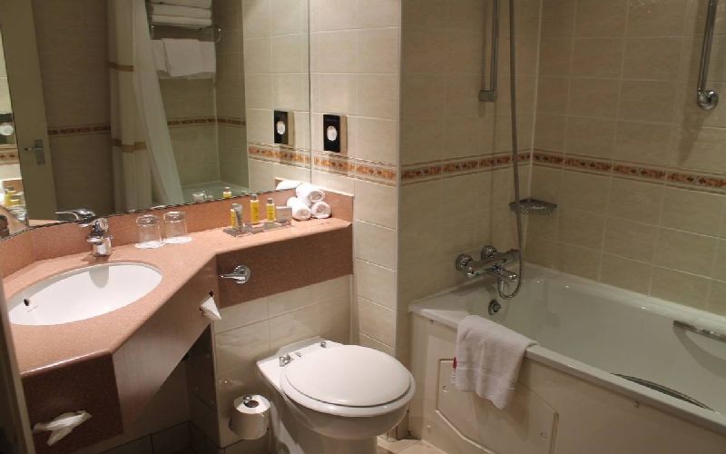 worsley park golf resort bathroom