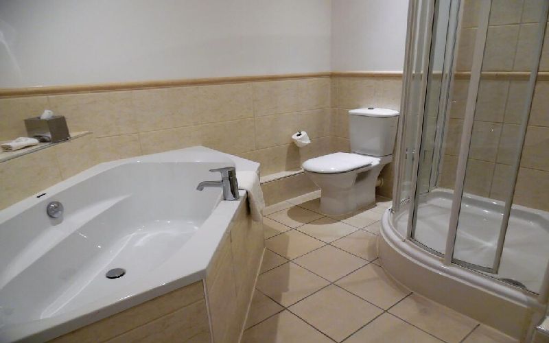 dale hill golf resort bathroom