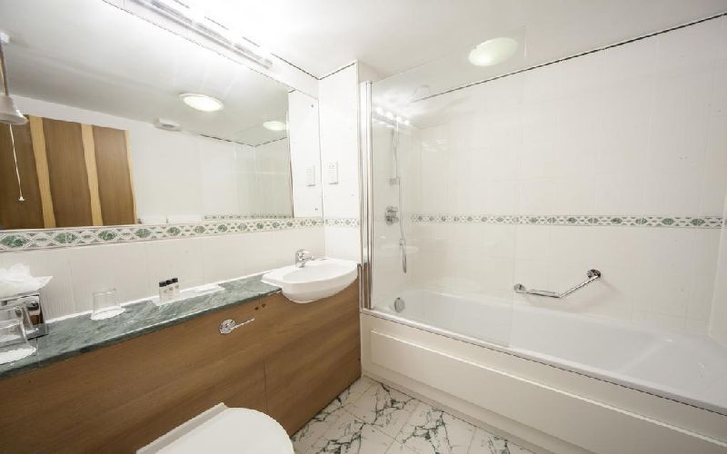 hellidon lakes golf resort bathroom