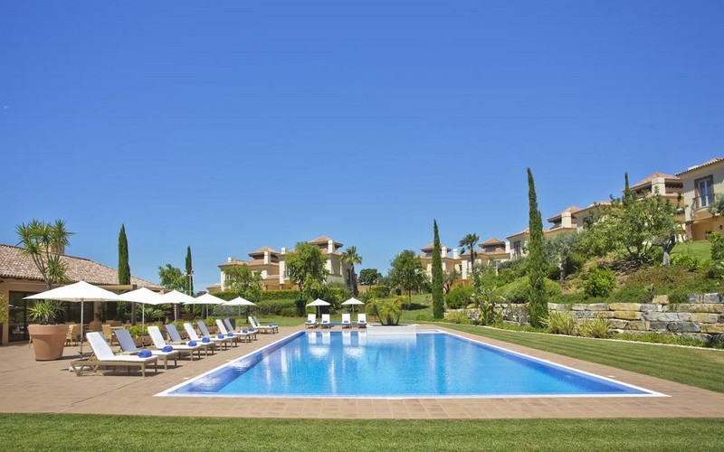 monte rei golf resort pool