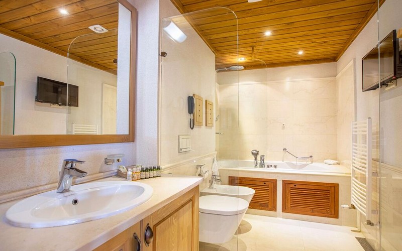 Pirin Golf & Country Club bathroom