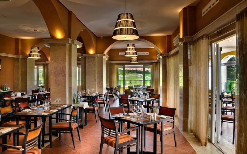 camporeal golf resort restaurant