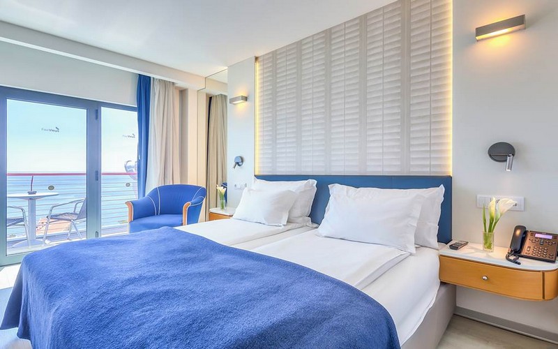 four views monumental hotel bedroom