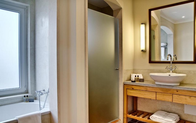 camporeal-resort-bathroom