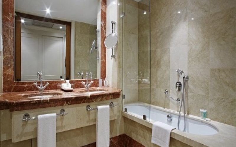principe-felipe-hotel-la-manga-bathroom