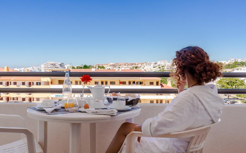 lunada oura balcony