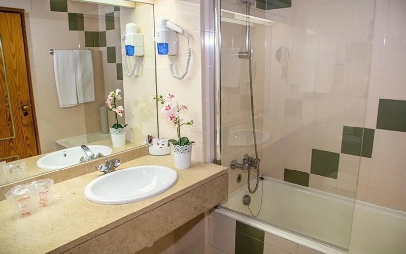 lunada oura bathroom