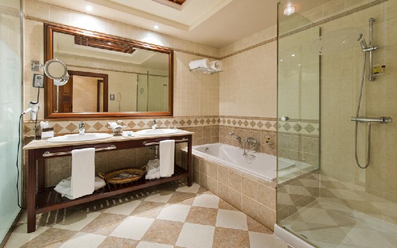 elba palace hotel bathroom