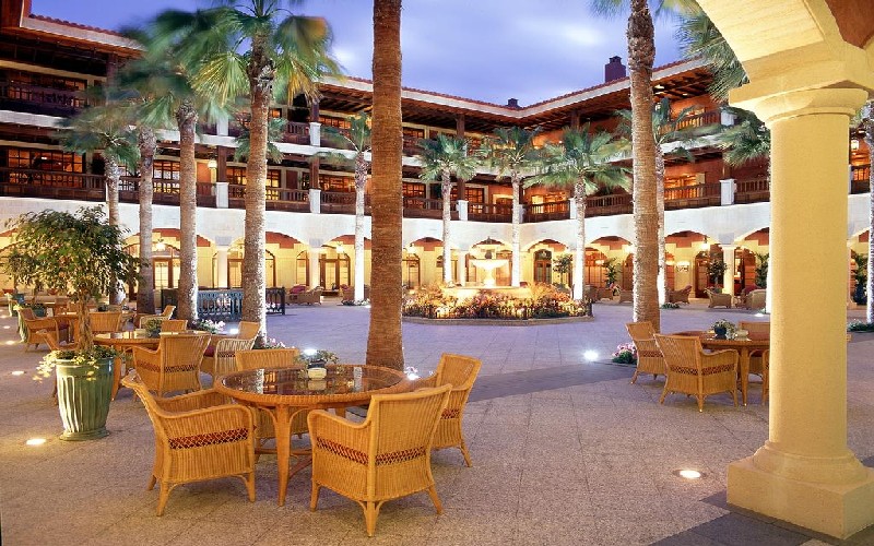 elba palace hotel courtyard 1