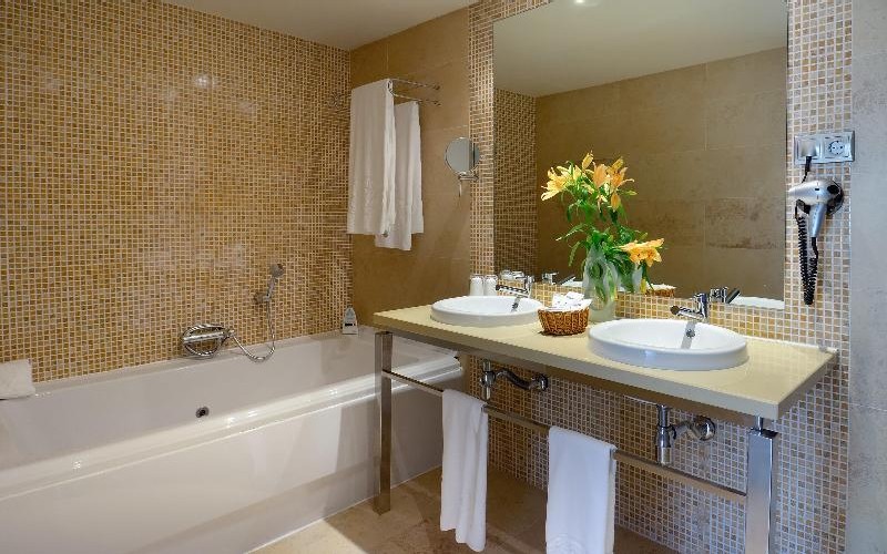 elba carlota hotel bathroom